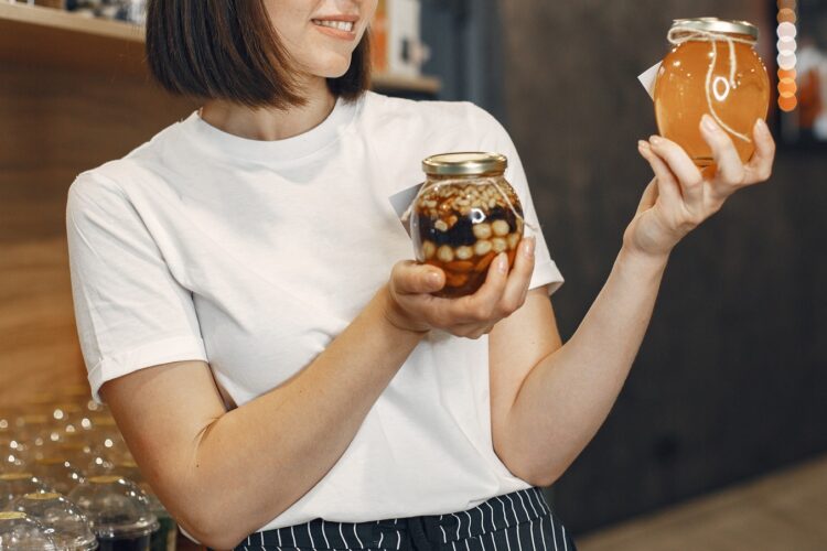 はちみつを選ぶ女性